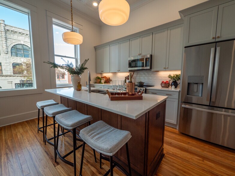 Building Photo - 121 N Main St