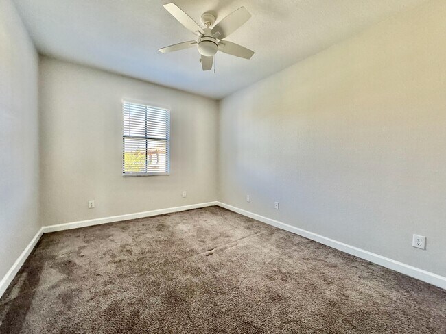 Building Photo - 9623 Town Parc Cir S