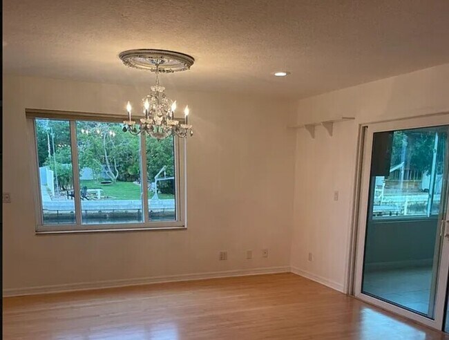 Building Photo - 8771 Bay Pointe Dr