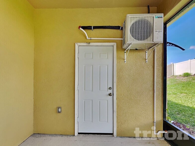 Building Photo - 2361 Sanderling St