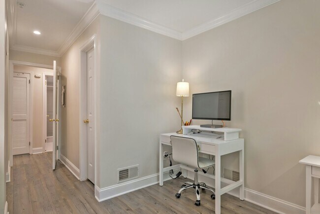 Building Photo - 141 Riveredge Dr