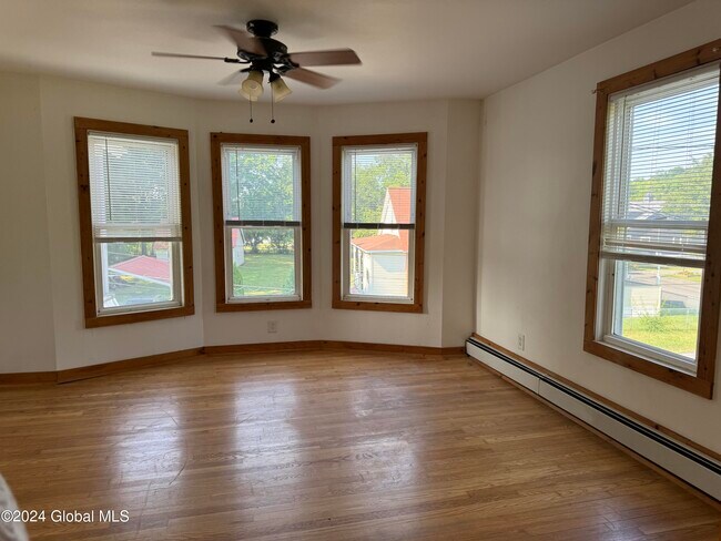 Building Photo - 5 Ferris St