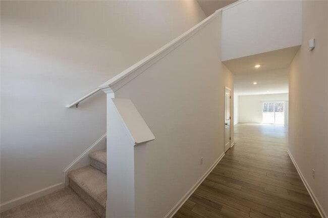 Building Photo - 895 Gelderland Dr