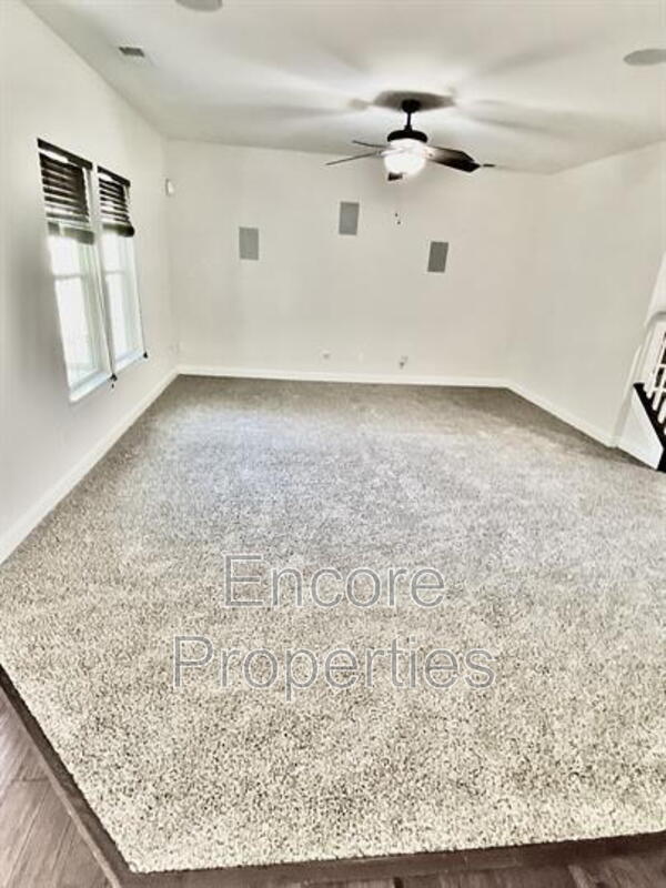 Building Photo - 2057 Aventon Ln