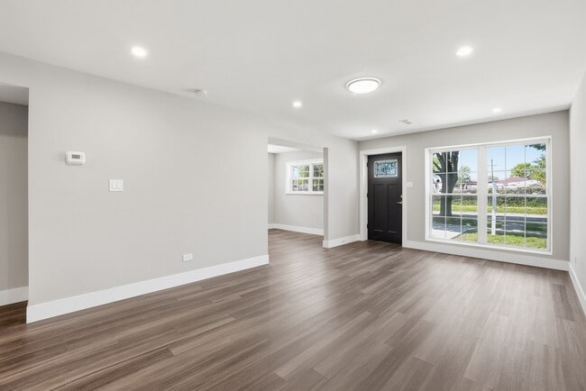 Building Photo - 4447 S Leamington Ave
