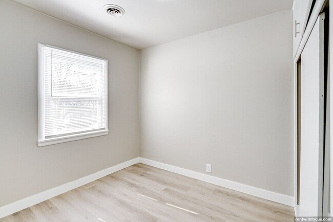 Building Photo - 1001 Main Ave