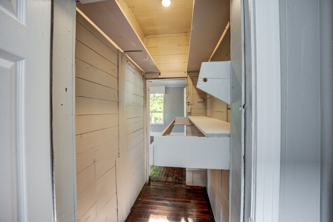 Building Photo - Freshly Updated 3 Bedroom House