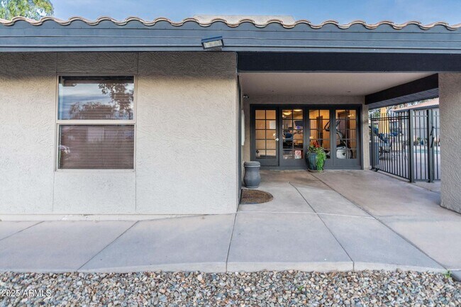 Building Photo - 1402 E Guadalupe Rd