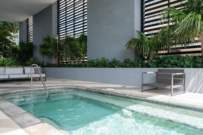 Building Photo - 121 NE 34th St