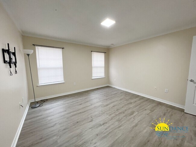 Building Photo - Custom upgrades in this beautiful Crestview home!