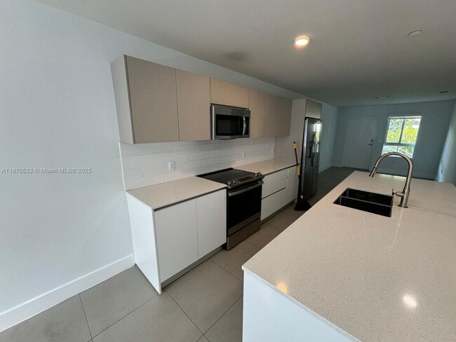 Building Photo - 2555 NE 193rd St