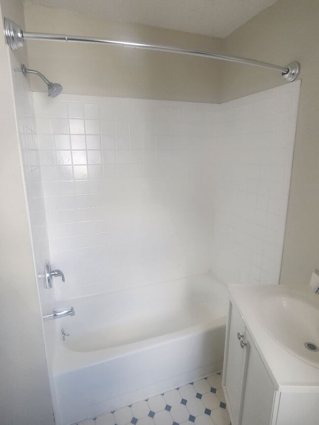 Building Photo - 2 Bedroom 1 bath updated Row Home