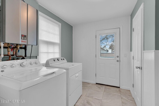 Building Photo - 1232 Pine Tree Way