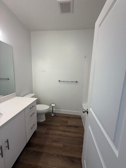 Building Photo - 471 W 15 S