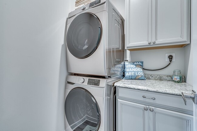 Building Photo - Modern 3 BR Townhome in Village of Towne Square Includes Trash, Cable/internet and Landscaping!