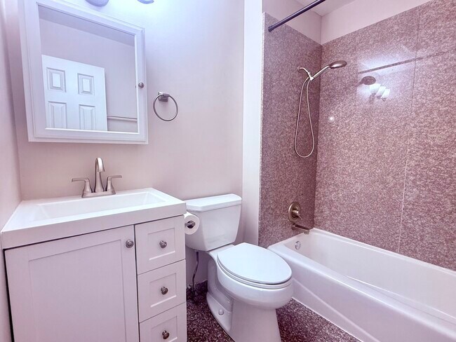 Building Photo - 1533 N Windsor Dr