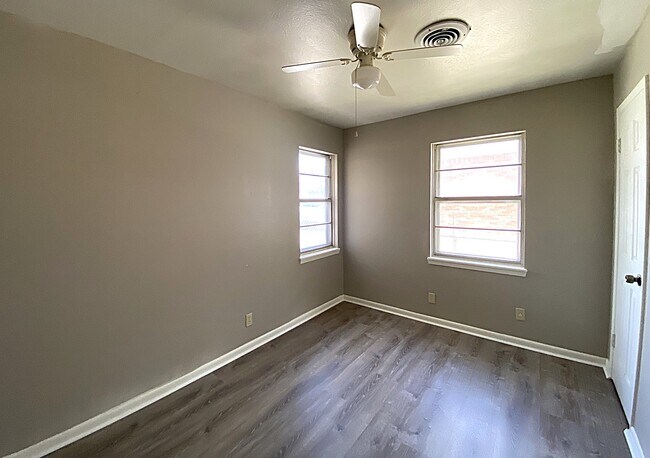 Building Photo - 2306 Poage Ave