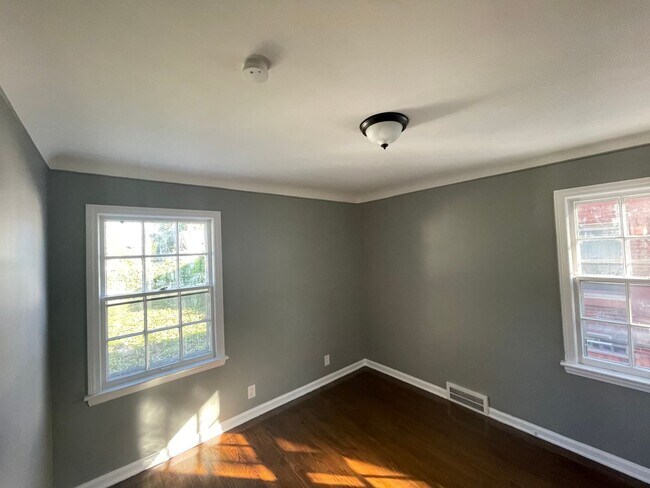 Building Photo - Showing Sat @ Noon!! New floors, paint etc! You'll love this house!!
