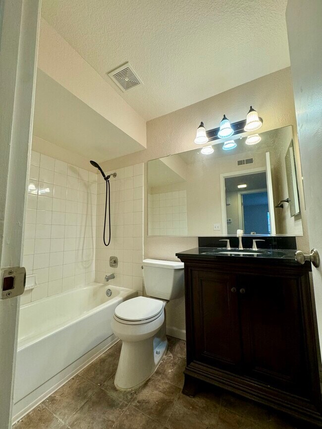 Building Photo - 2/2 duplex in Fair Oaks