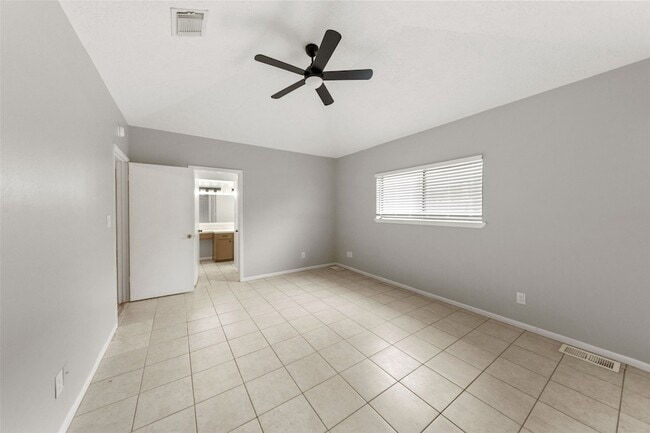 Building Photo - 25 Shady Oak Ln