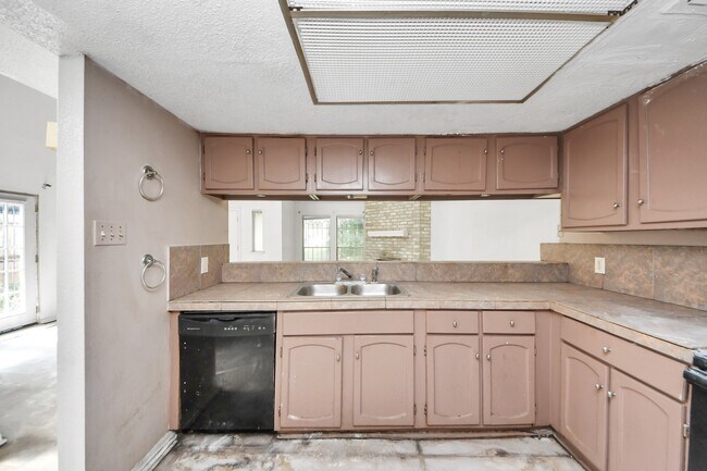 Building Photo - 5747 Easthampton Dr