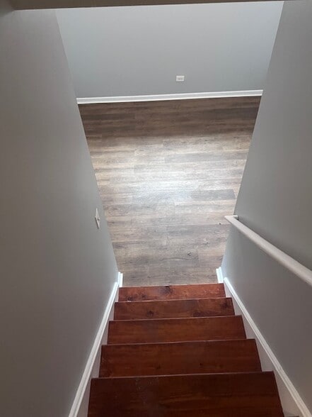 Building Photo - 7256 N Rogers Ave