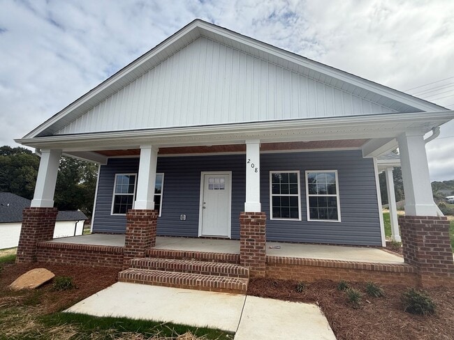 Building Photo - Three bedroom, 2 bath house in Graham