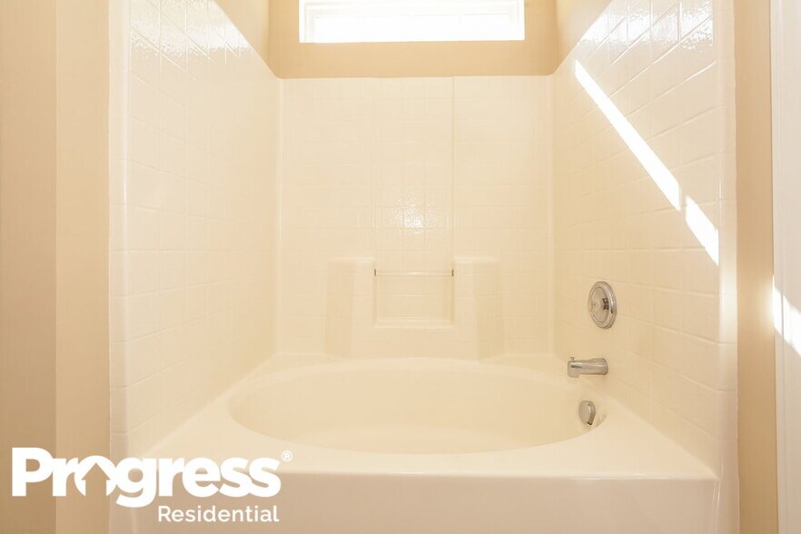 Building Photo - 2885 Island Point Dr NW