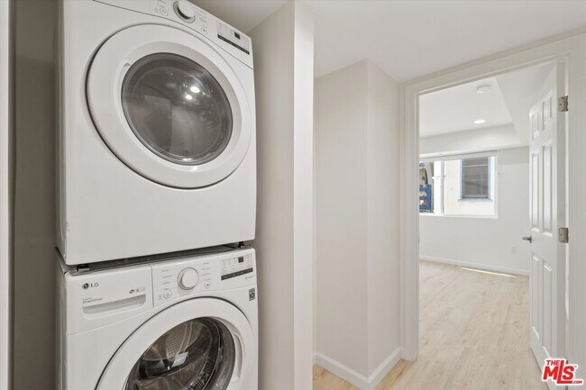 Building Photo - 1409 N Hobart Blvd