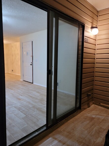 Building Photo - 433 Danbury Ln