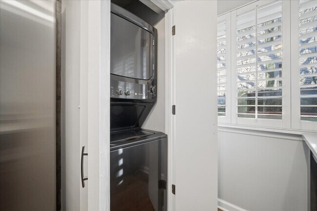 Building Photo - 319 Vine Ave