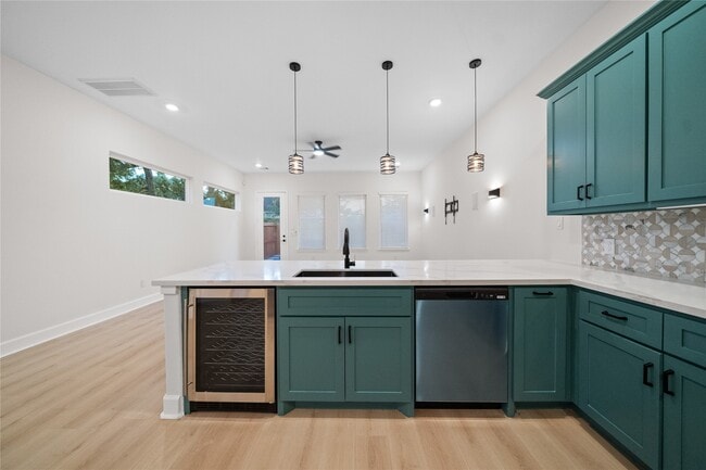 Building Photo - 1411 Bayou St
