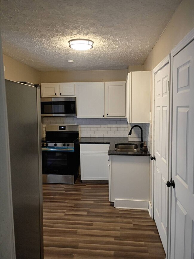 Building Photo - Charming 3 - Bedroom Property in Prime Location