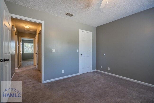 Building Photo - 910 Brett Dr