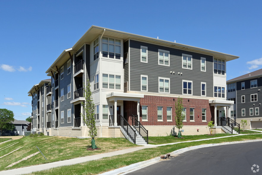 Primary Photo - Maple Grove Commons