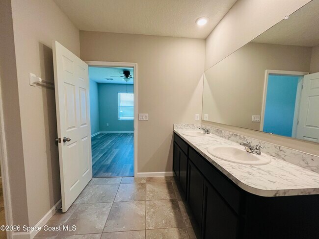 Building Photo - 420 Sorrento Dr