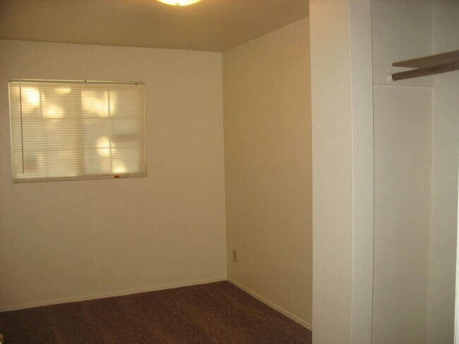 Building Photo - 3bed, 1.5bath, 1,050sq.ft. Single family home with garage