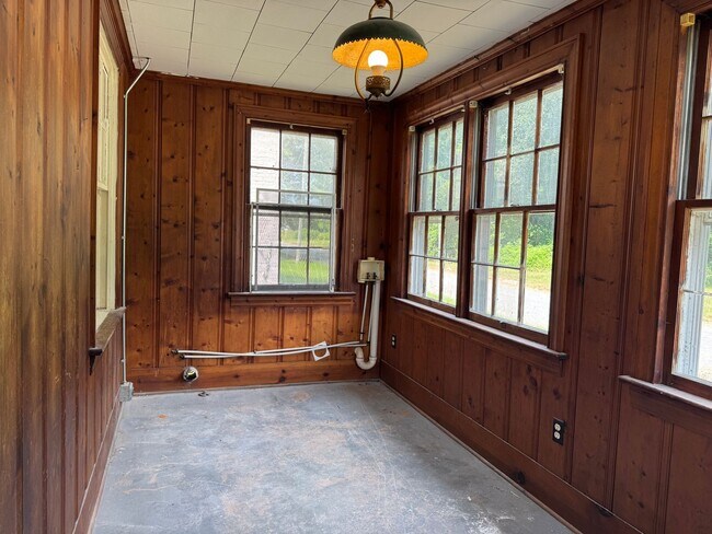 Building Photo - 709 E Vernon Ave