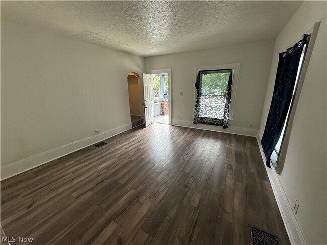 Building Photo - 895 Beardsley St