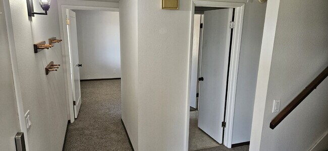 Building Photo - 2 Bed 1 Bath Daylight Basement property. P...
