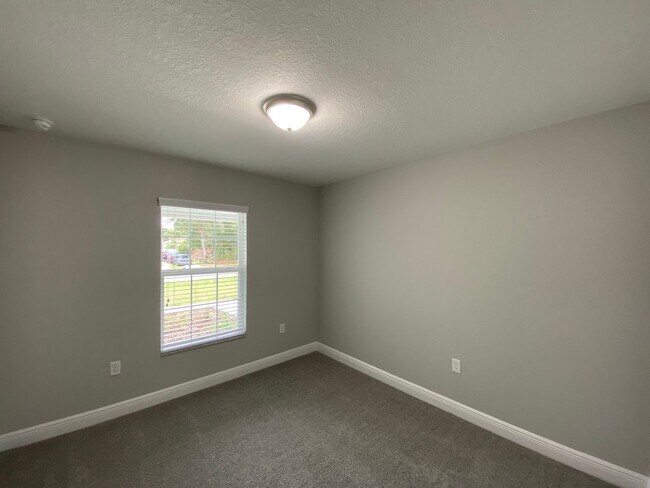 Building Photo - Desirable SW Ocala Neighborhood 4/2/2 *WON'T LAST*