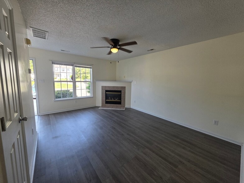 Building Photo - 106 Spring Meadow Cir