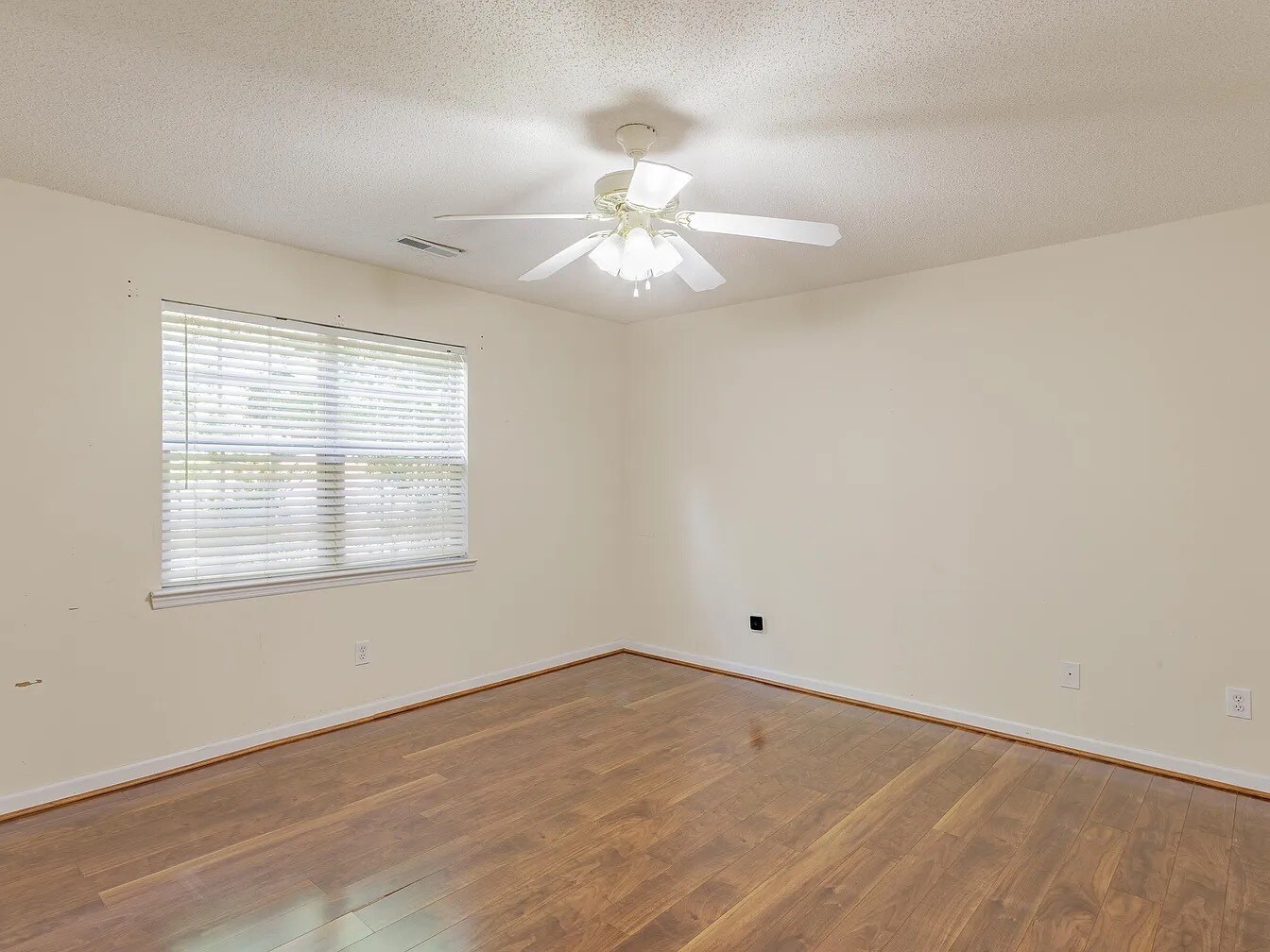 Building Photo - 1701 W Oak Dr
