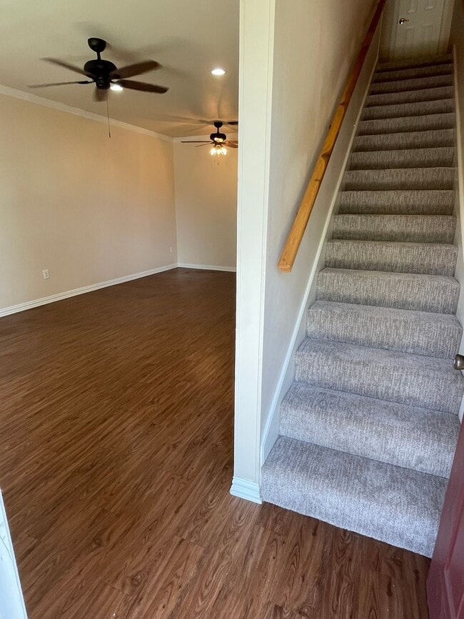 Building Photo - 2 BEDROOM TOWNHOME
