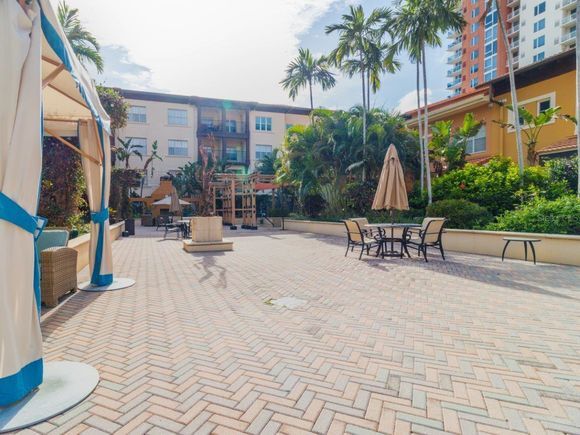 Courtyard Leisure Area - 200 4th Ave S