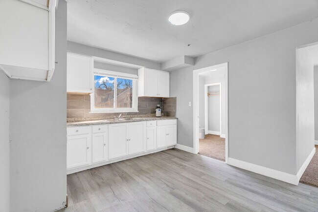Building Photo - 13900 Sussex St