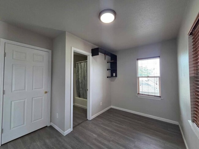 Building Photo - Charming 2 Bedroom With Valley View!