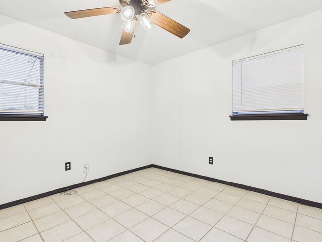 Building Photo - 619 SW 45th St