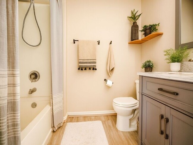 Building Photo - Bright 2BR + Pool/Hot Tub - Balcony in West Valley City