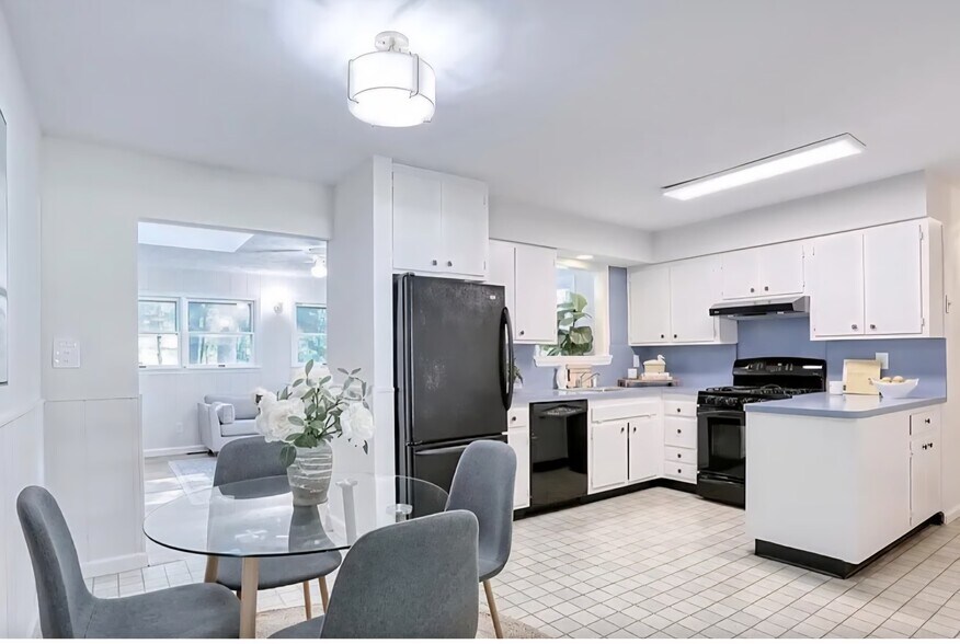 Building Photo - 6 Burgundy Ln